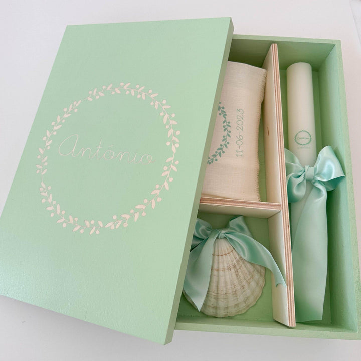 Conjunto Batizado Luz | Vela · Toalha · Concha · Caixa pintada à mão - Cutxi Cutxi - Presentes Personalizados