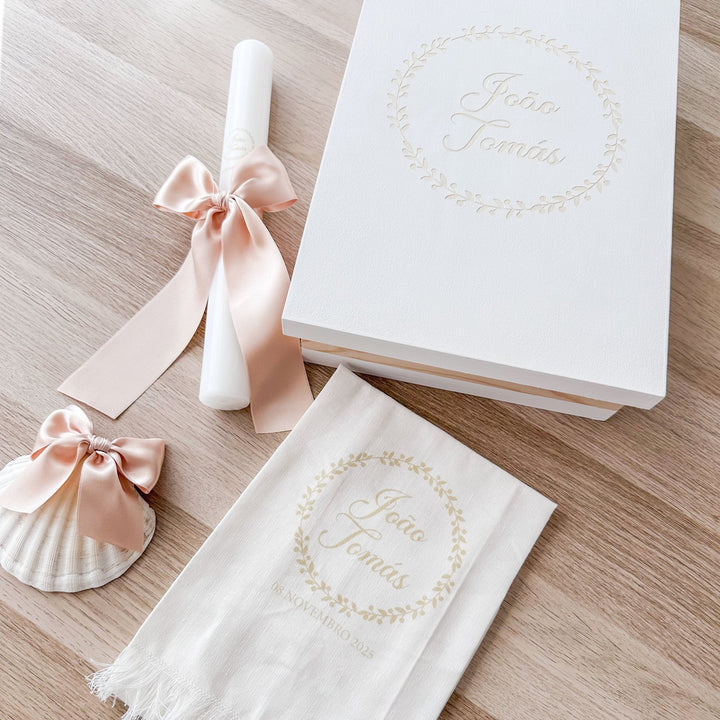 Conjunto Batizado Luz | Vela · Toalha · Concha · Caixa pintada à mão - Cutxi Cutxi - Presentes Personalizados