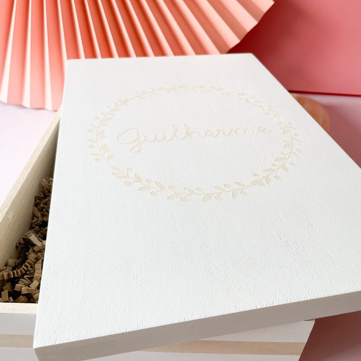 Conjunto Batizado Luz | Vela · Toalha · Concha · Caixa pintada à mão - Cutxi Cutxi - Presentes Personalizados