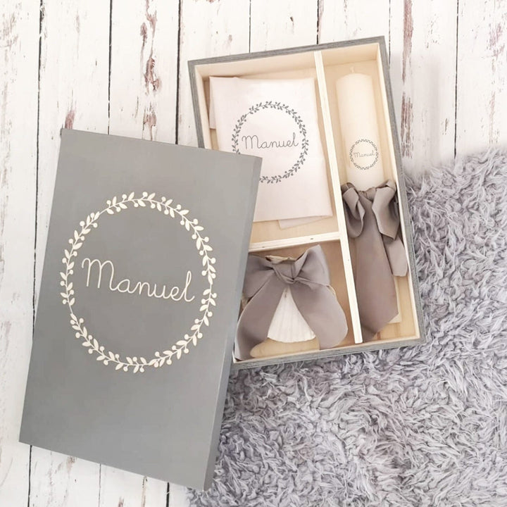 Conjunto Batizado Luz | Vela · Toalha · Concha · Caixa pintada à mão - Cutxi Cutxi - Presentes Personalizados