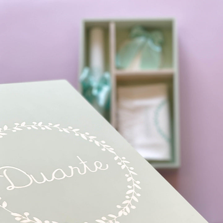 Conjunto Batizado GLAMOUR com Vela Concha Toalha e Caixa média pintada à mão