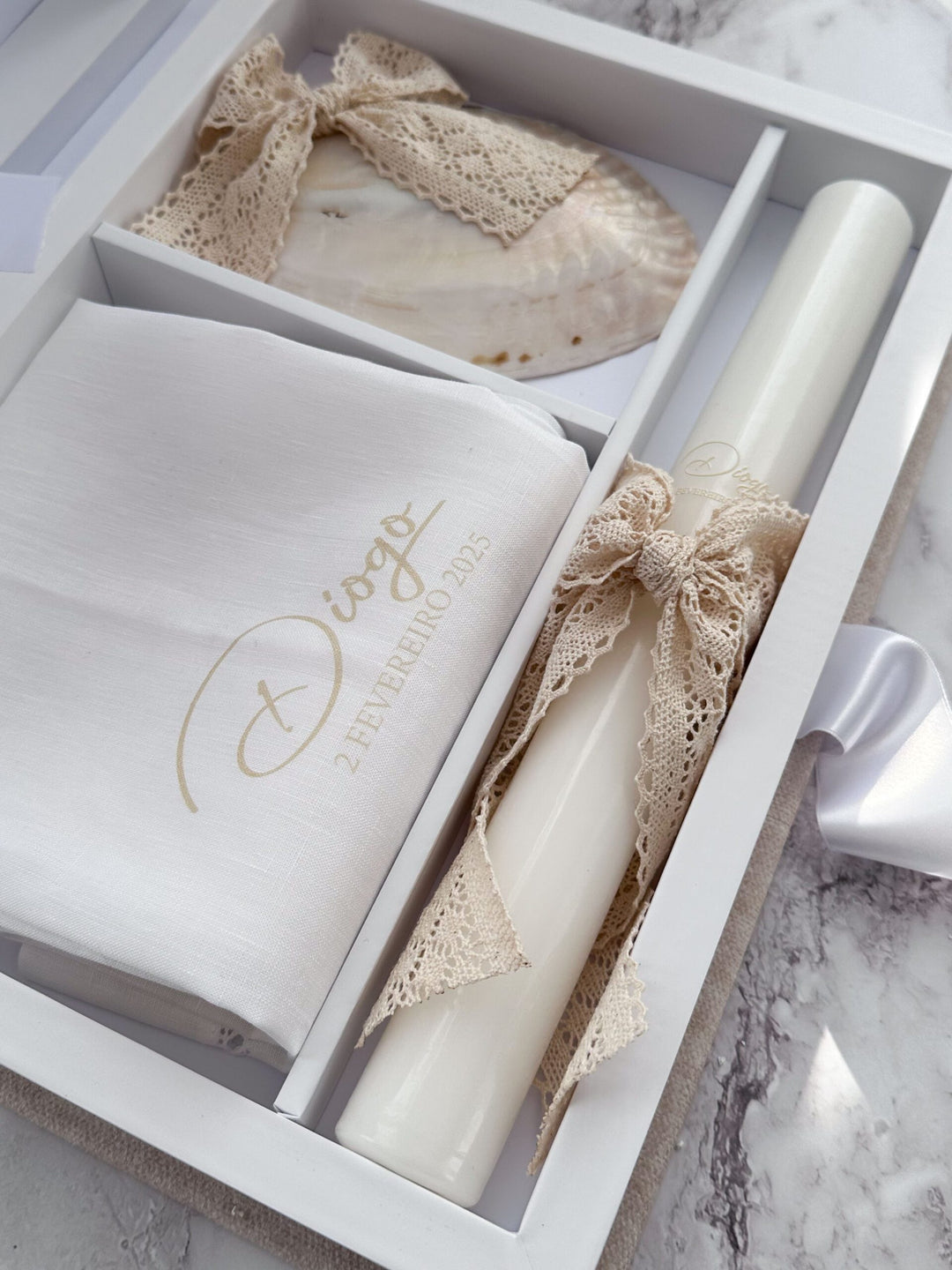 Conjunto para Batizado coleção Poema Delux | com Vela, Concha, Toalha, Caixa em Veludo