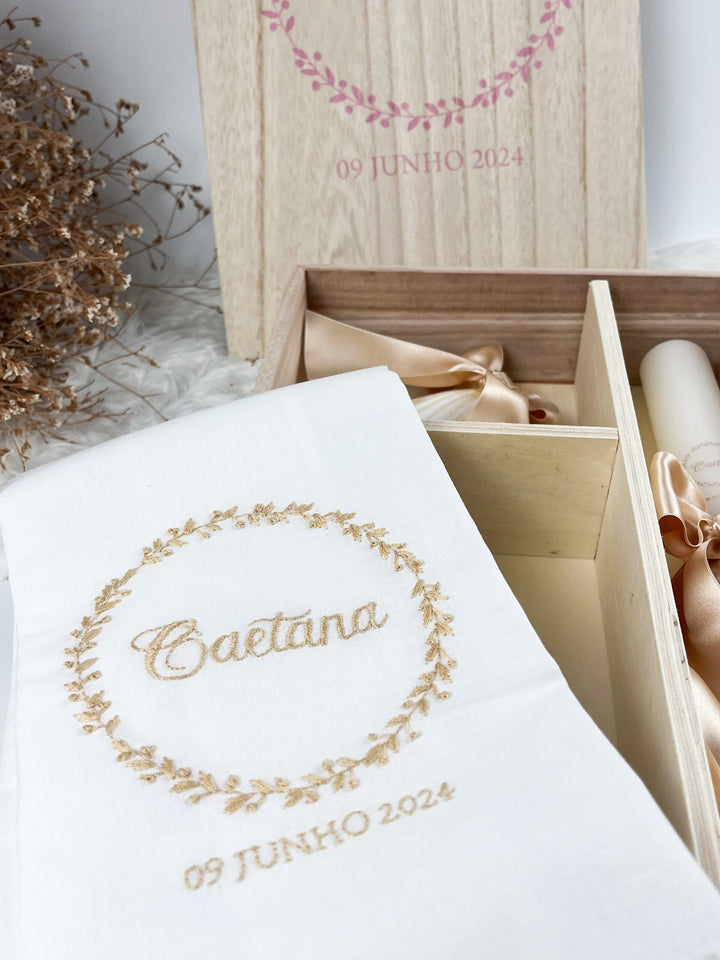 Conjunto Batizado DIVINE NATURE com Vela Concha Toalha Bordada e Caixa média - CETIM