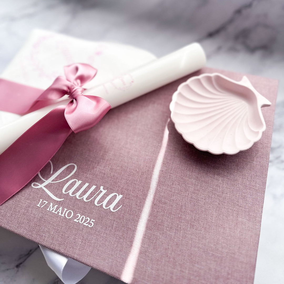 Conjunto Batizado Ternura | Vela · Toalha · Concha · Caixa forrada em rosa - Cutxi Cutxi - Presentes Personalizados