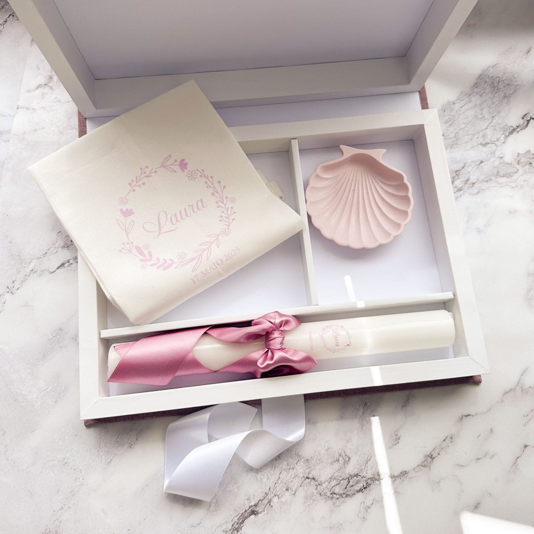 Conjunto Batizado Ternura | Vela · Toalha · Concha · Caixa forrada em rosa - Cutxi Cutxi - Presentes Personalizados