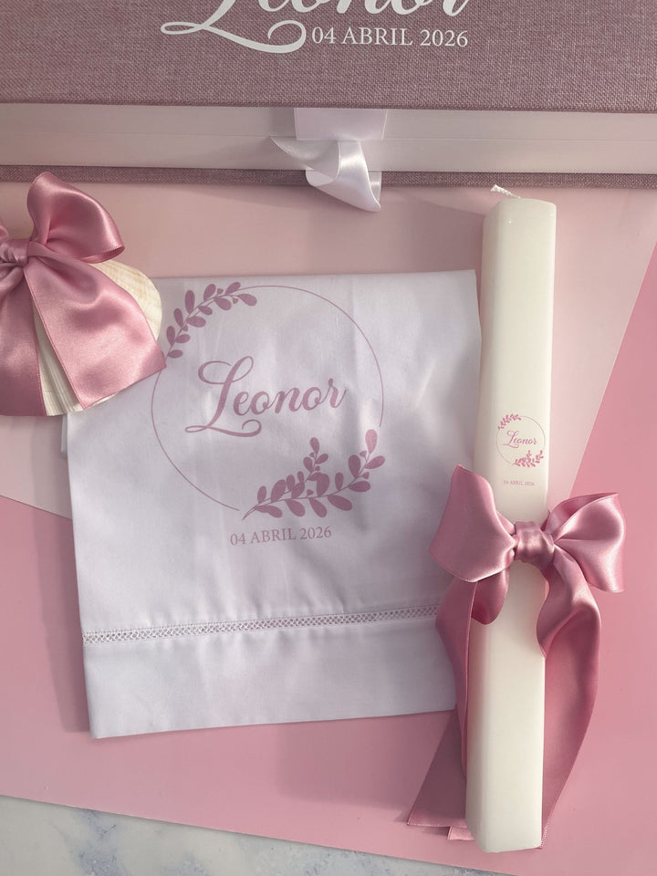 Conjunto Batizado Ternura | Vela · Toalha · Concha · Caixa forrada em rosa - Cutxi Cutxi - Presentes Personalizados