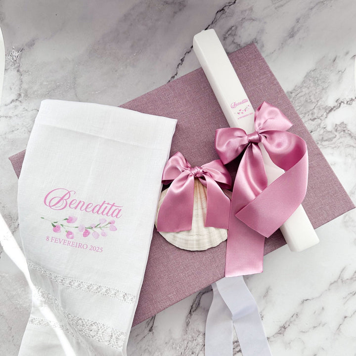 Conjunto Batizado Ternura | Vela · Toalha · Concha · Caixa forrada em rosa - Cutxi Cutxi - Presentes Personalizados
