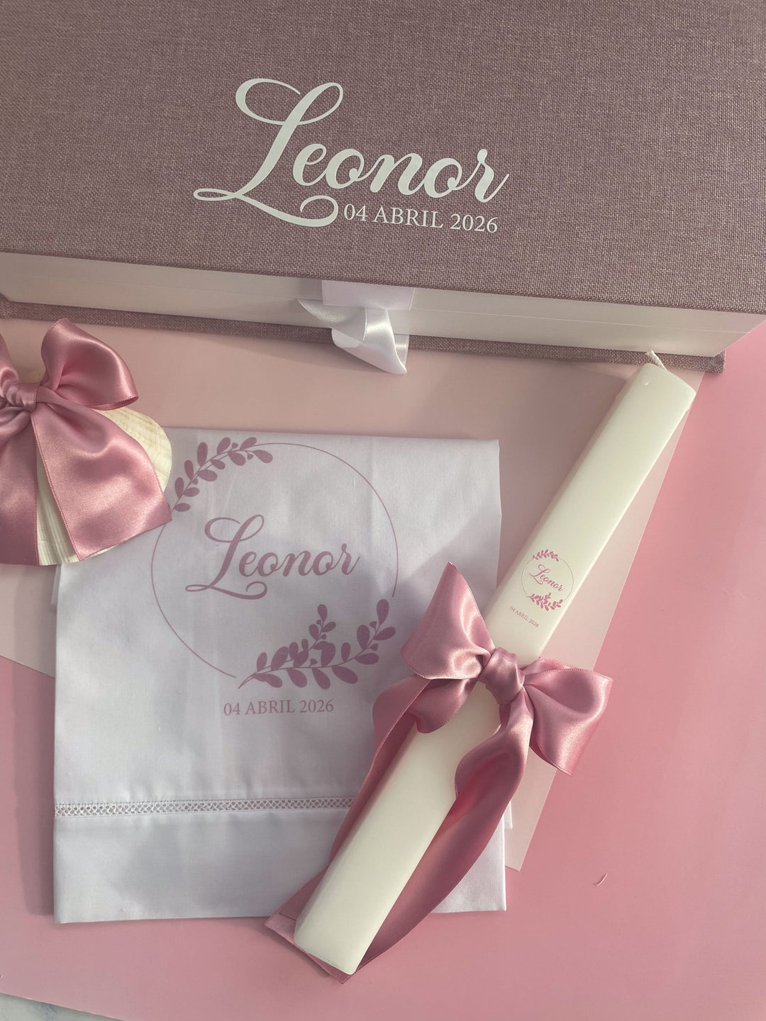Conjunto Batizado Ternura | Vela · Toalha · Concha · Caixa forrada em rosa - Cutxi Cutxi - Presentes Personalizados