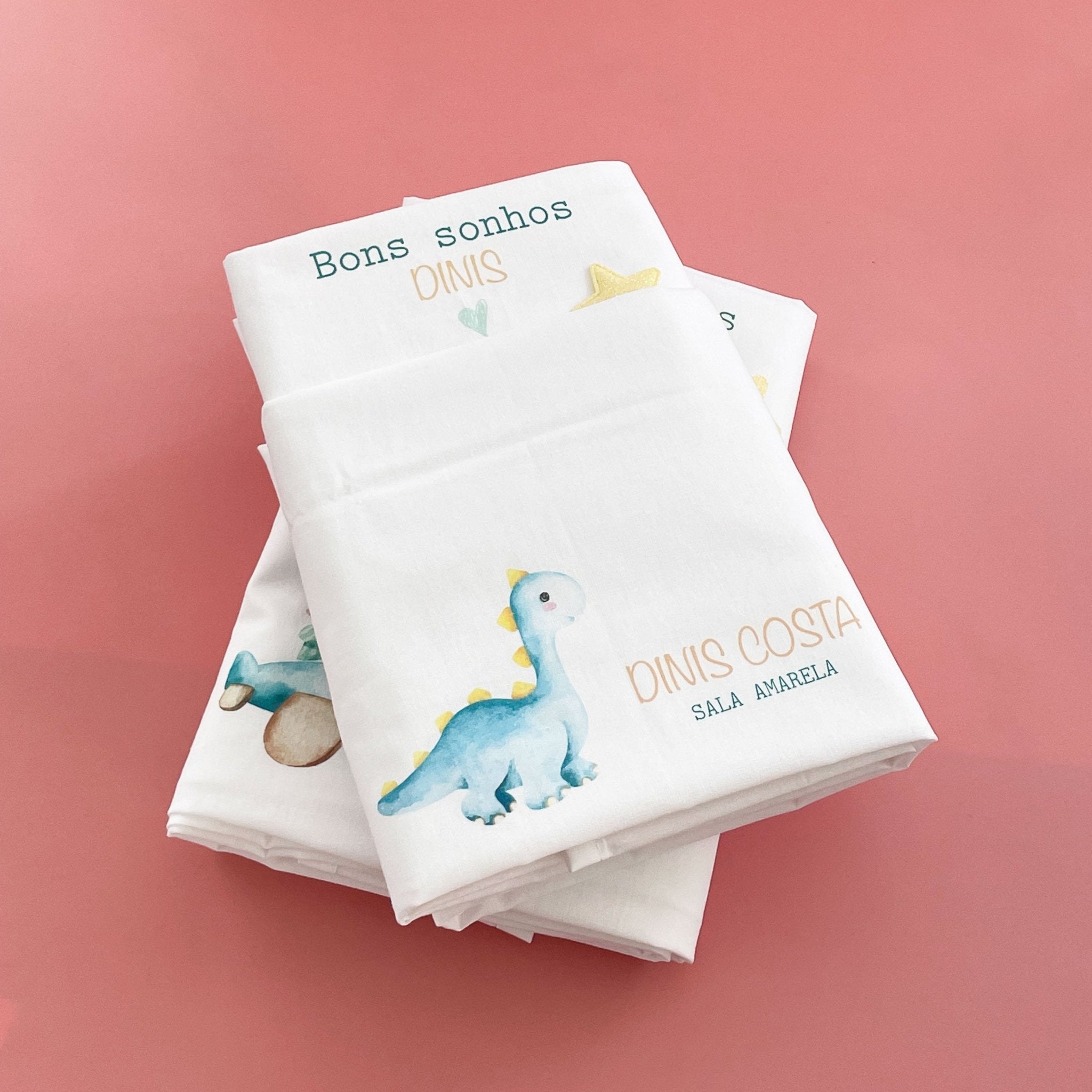 Lençóis personalizados para catre com ilustração de dinossauro e nome do bebé — Cutxi Cutxi