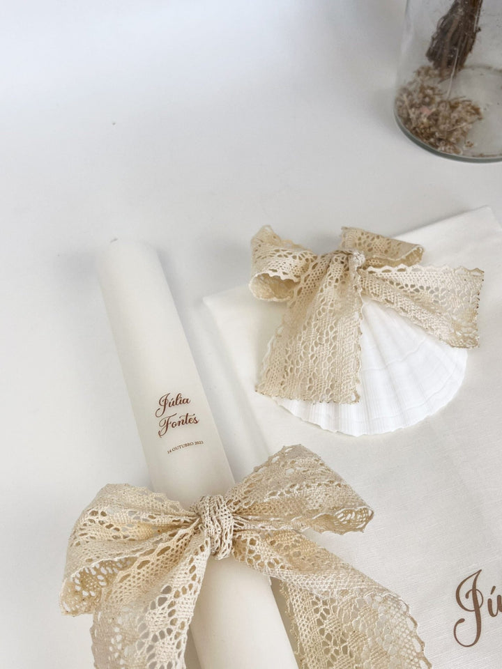 Conjunto para Batizado coleção Poema Deluxe | com Vela, Concha, Toalha, Caixa de veludo grande - Cutxi Cutxi - Presentes Personalizados
