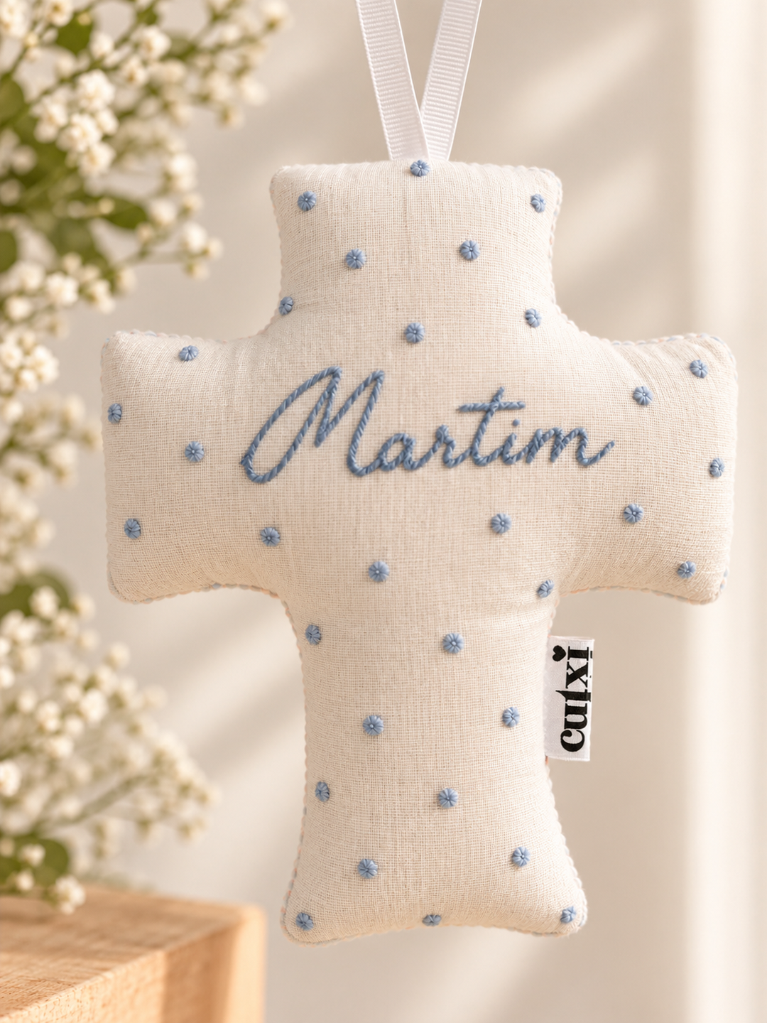 Cruz de tecido com nome Martim e bolinhas azul bebé bordadas à mão