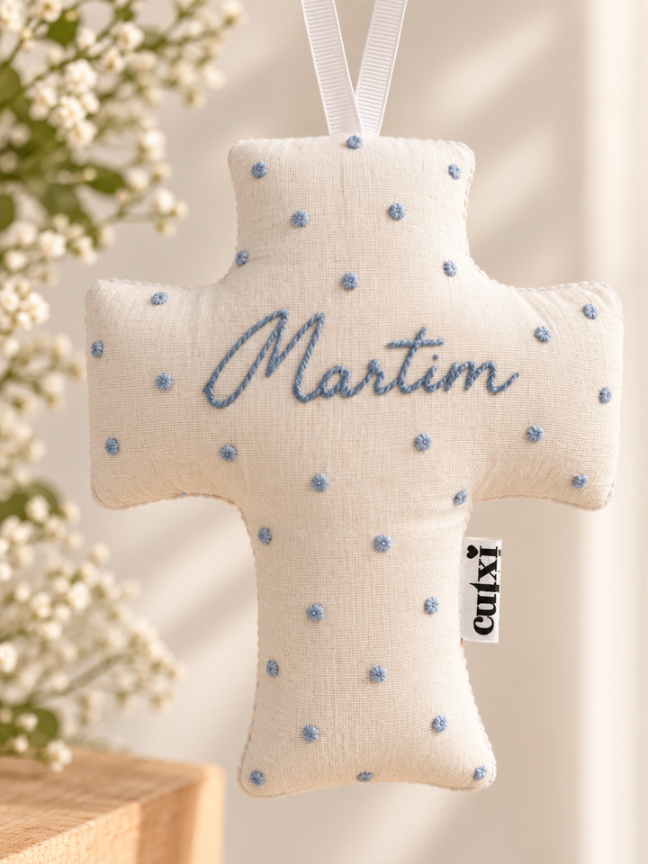 Cruz de tecido com nome Martim e bolinhas azul bebé bordadas à mão