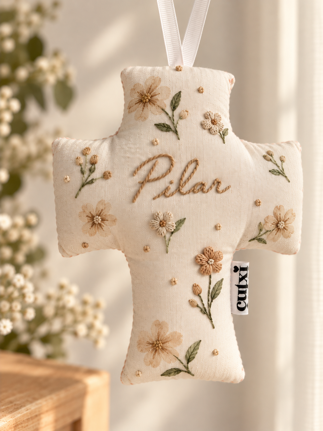 Cruz de tecido personalizada Pilar com flores bege pintadas e apontamentos bordados à mão