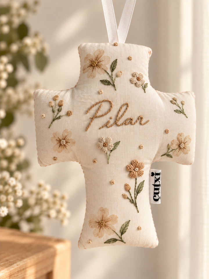 Cruz de tecido personalizada Pilar com flores bege pintadas e apontamentos bordados à mão