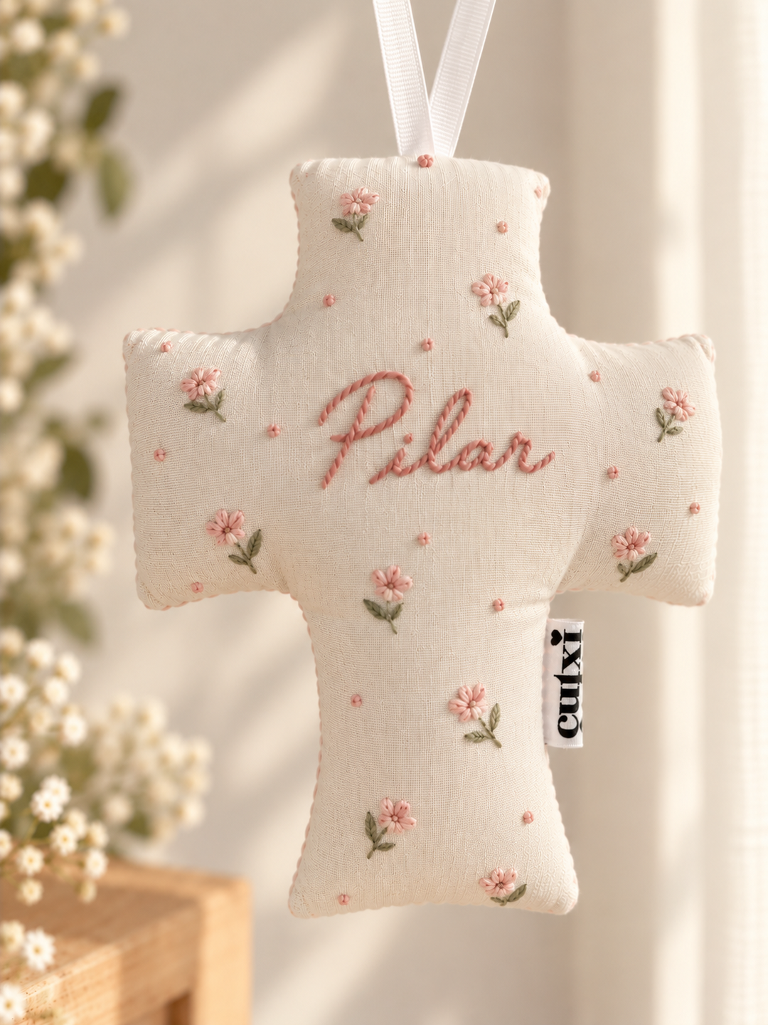 Cruz personalizada com nome Pilar e delicadas flores rosa bordadas à mão