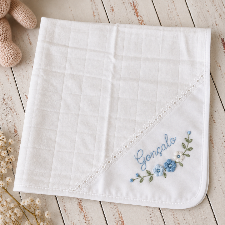 Fralda para bebé bordada à mão com nome personalizado em azul