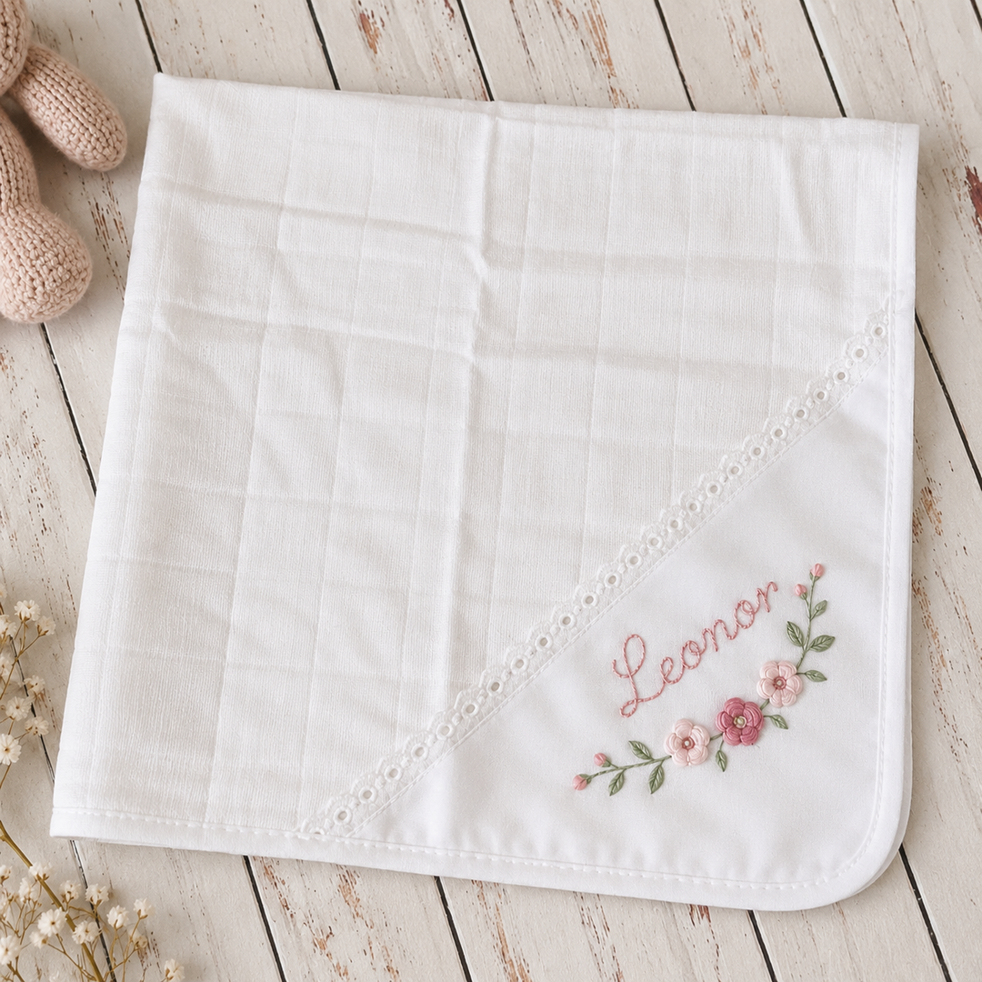 Fralda para bebé bordada à mão com nome personalizado em rosa