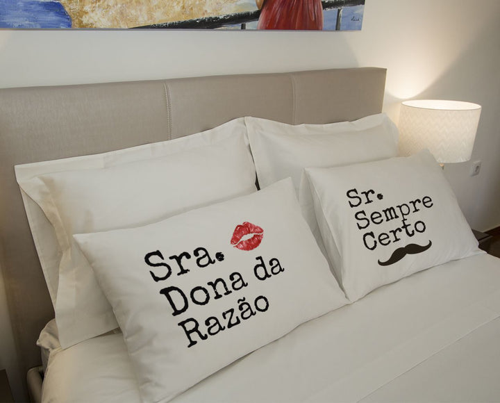 Fronha para almofadas Sr. Sempre Certo e Sr.ª Dona da Razão - Presente Namorados - Cutxi Cutxi - Presentes Personalizados