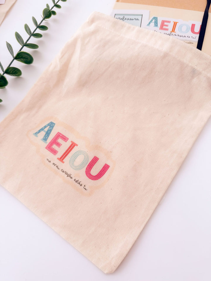 Kit AEIOU. Um livro, uma caneta, uma criança e um professor podem mudar o mundo (Sugestão Presente Educadora/Professora)