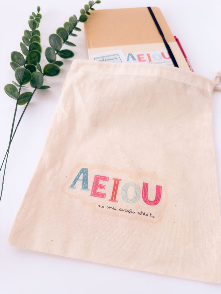 Kit AEIOU. Um livro, uma caneta, uma criança e um professor podem mudar o mundo (Sugestão Presente Educadora/Professora)