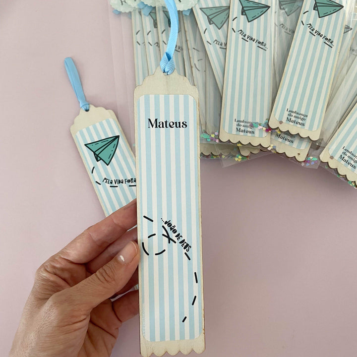 Marcador de Livros em Madeira Personalizados - Avião do Mateus