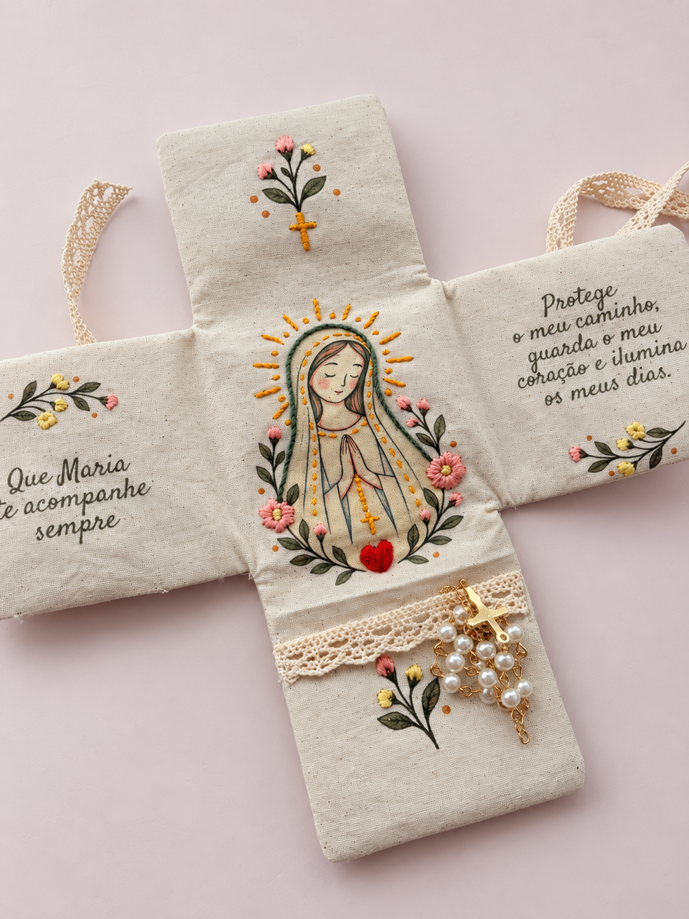 Oratório Maria aberto em cruz, com Nossa Senhora, flores, mensagens e pequeno terço