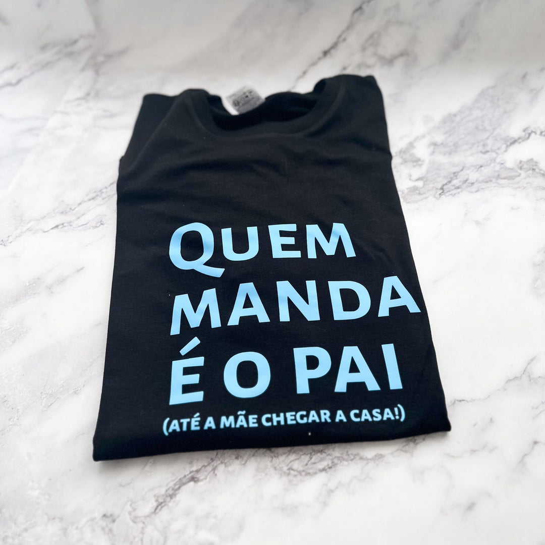 T-Shirt Quem Manda é o Pai (Até a Mãe Chegar a Casa) – O Presente Perfeito para Pais com Humor! 😆👨‍👧‍👦