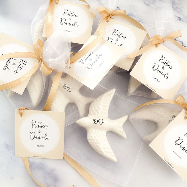 Pomba ou Andorinha em Cerâmica Vidrada com Inicias – Lembrança de Casamento - Cutxi Cutxi - Presentes Personalizados