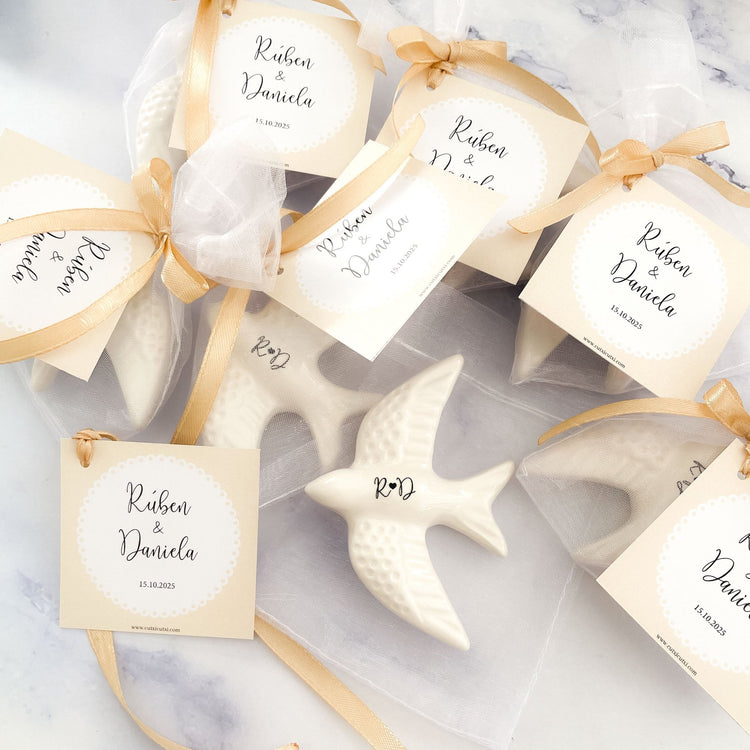 Pomba ou Andorinha em Cerâmica Vidrada com Inicias – Lembrança de Casamento - Cutxi Cutxi - Presentes Personalizados