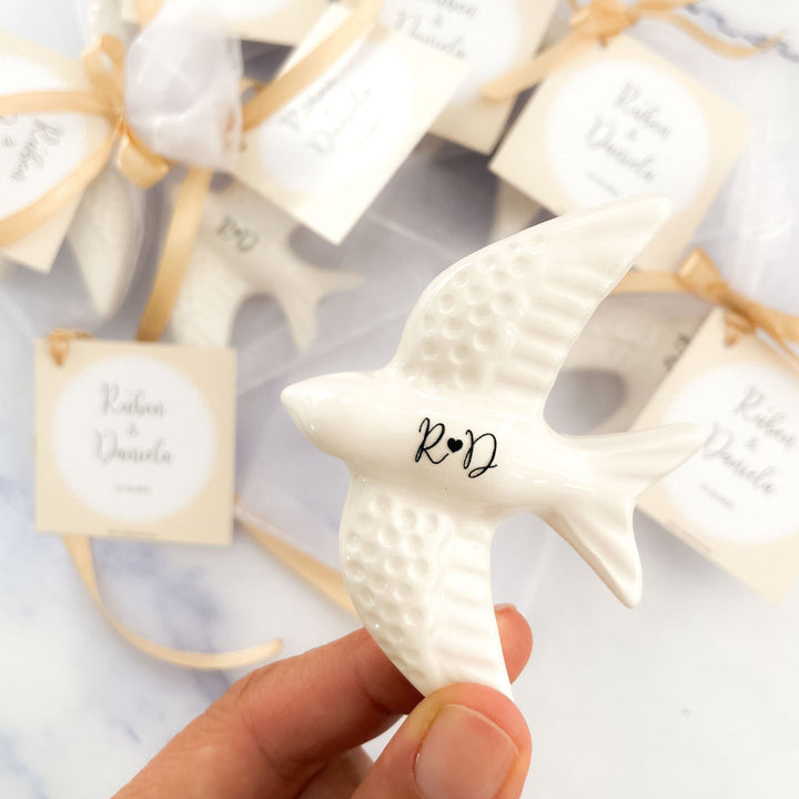 Pomba ou Andorinha em Cerâmica Vidrada com Inicias – Lembrança de Casamento - Cutxi Cutxi - Presentes Personalizados
