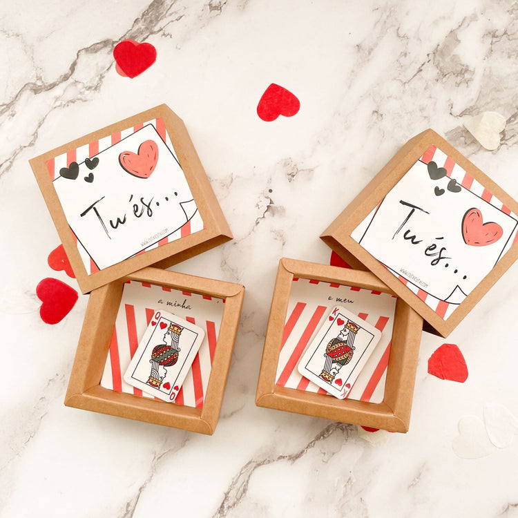 Postal emCaixa "Tu és..." - Um detalhe cheio de amor e significado! ❤️ - Presente Namorados - Cutxi Cutxi - Presentes Personalizados