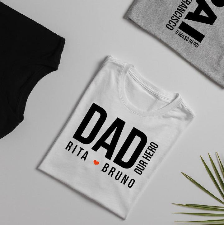 T-Shirt PAI/DAD - O Nosso Herói 👨‍👧‍👦❤️ - Cutxi Cutxi - Presentes Personalizados