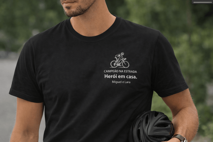 T-shirt Personalizada Pai Ciclista – Campeão na Estrada, Herói em Casa - Cutxi Cutxi - Presentes Personalizados