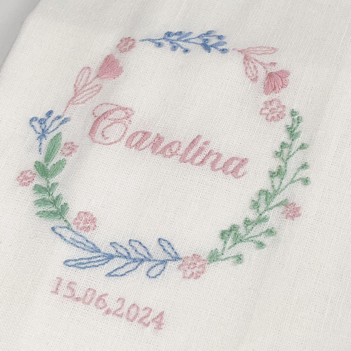 Toalha Batizado BORDADA à Mão - FLORAL - Cutxi Cutxi - Presentes Personalizados