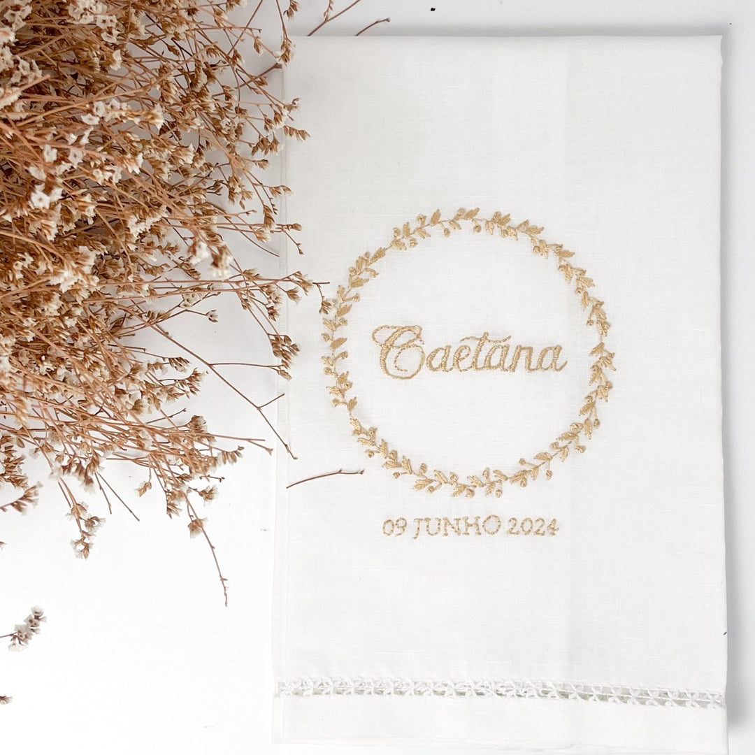 Toalha Batizado BORDADA à Mão - FLORAL - Cutxi Cutxi - Presentes Personalizados