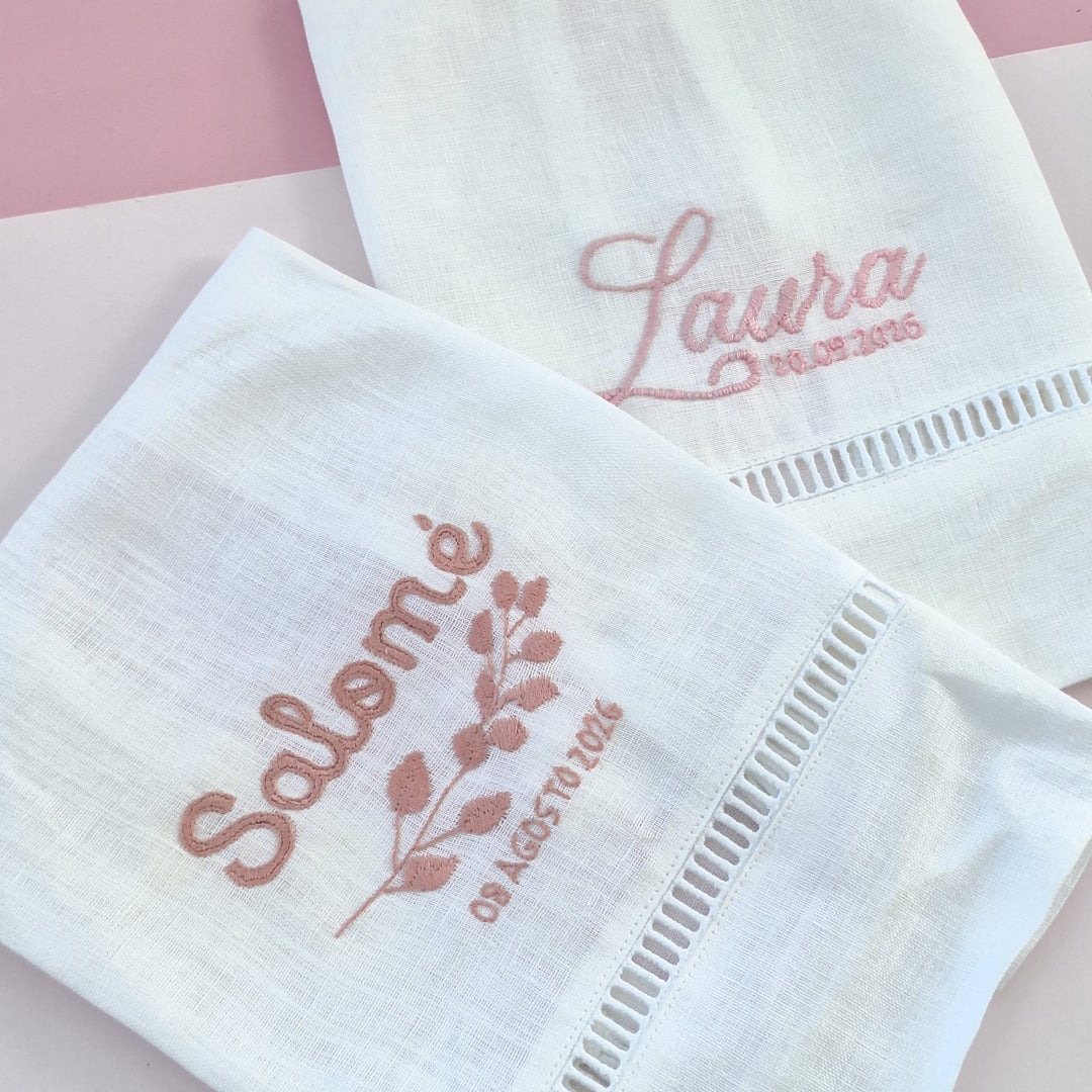 Toalha Batizado BORDADA à Mão - FLORAL - Cutxi Cutxi - Presentes Personalizados