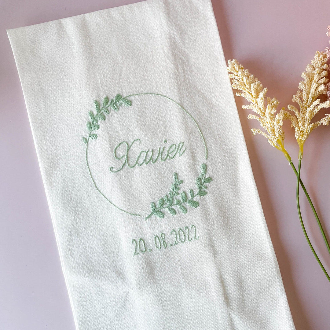 Toalha Batizado BORDADA à Mão - FLORAL - Cutxi Cutxi - Presentes Personalizados