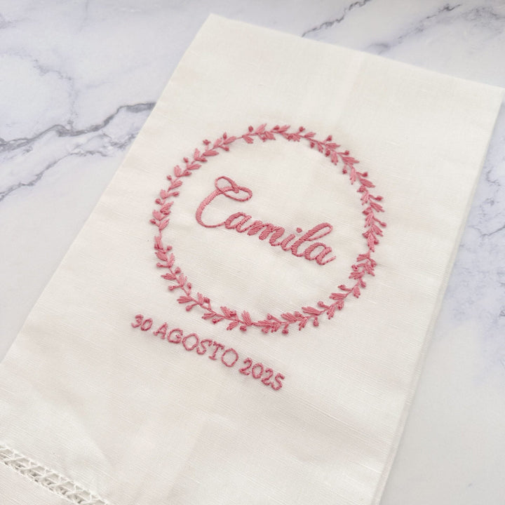 Toalha Batizado BORDADA à Mão - FLORAL - Cutxi Cutxi - Presentes Personalizados
