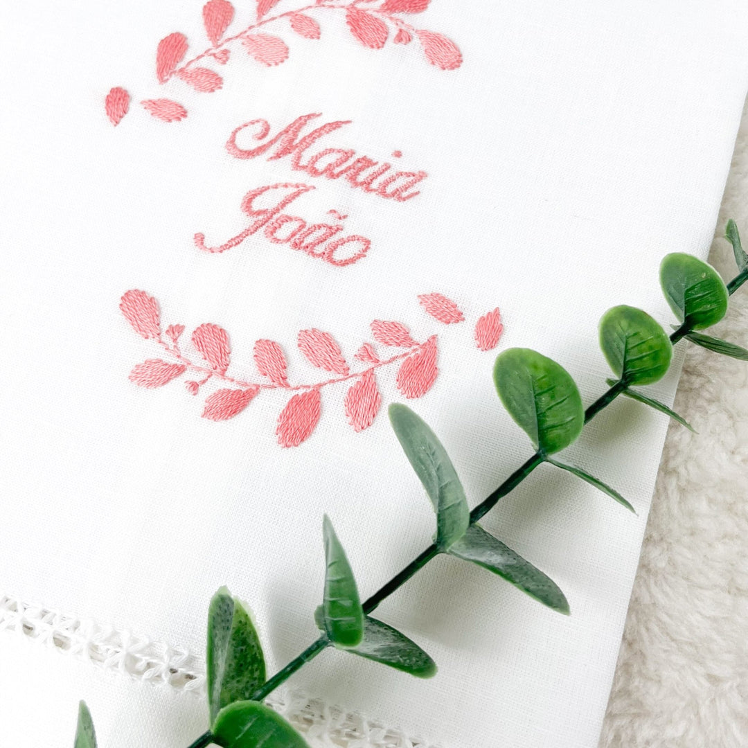 Toalha Batizado BORDADA à Mão - FLORAL - Cutxi Cutxi - Presentes Personalizados