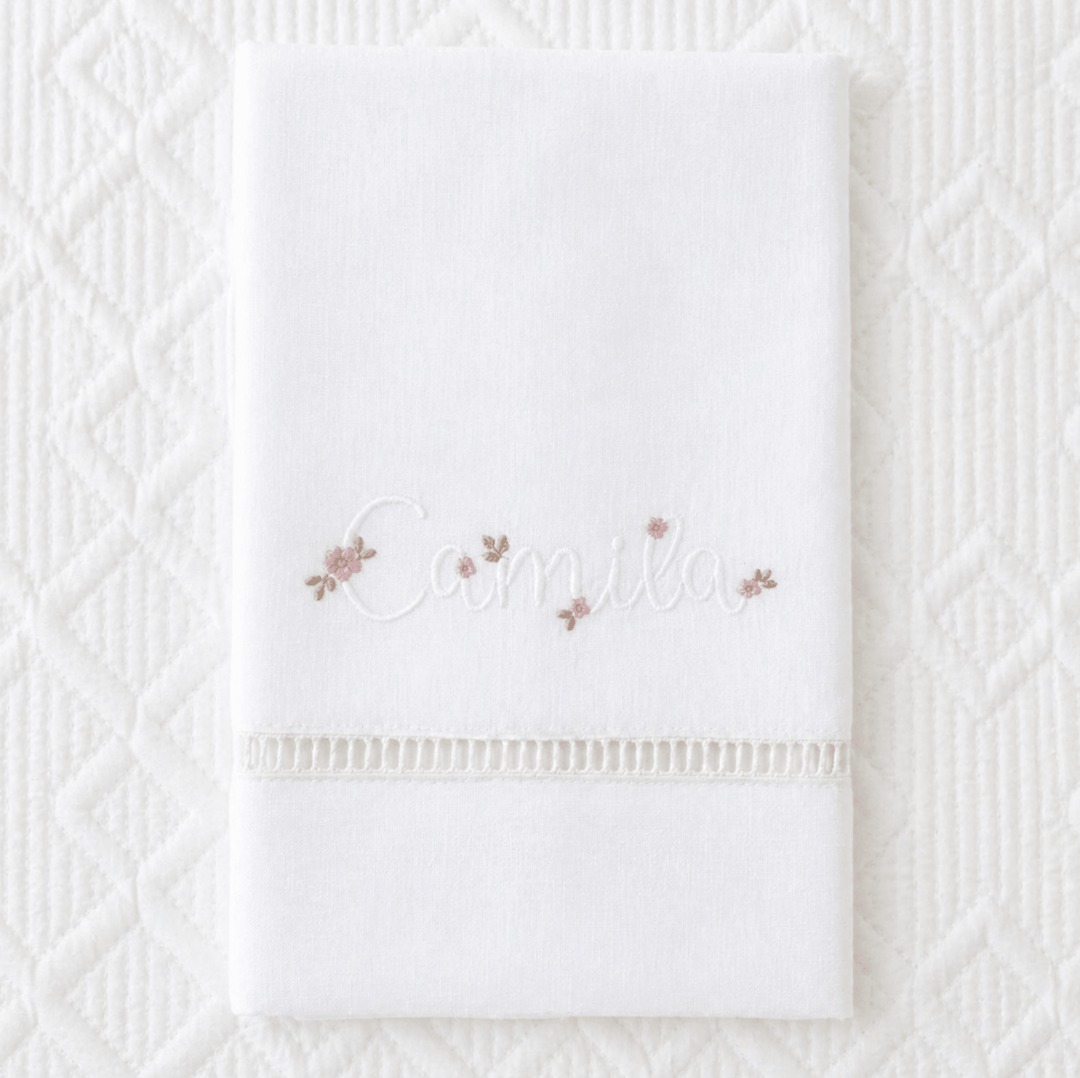 Toalha Batizado BORDADA à Mão - Floral - Cutxi Cutxi - Presentes Personalizados