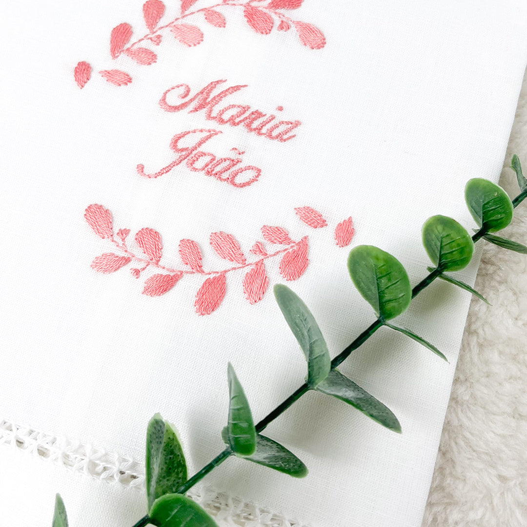Toalha Batizado Bordada à Mão - FLORAL