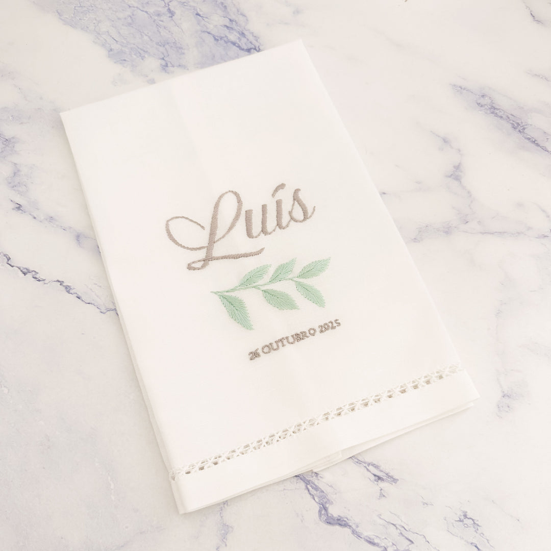 Conjunto para Batizado coleção Linho Delux | com Vela, Toalha Bordada à mão, Caixa em Veludo