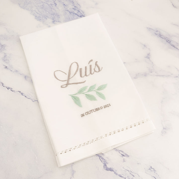 Conjunto para Batizado coleção Linho Delux | com Vela, Toalha Bordada à mão, Caixa em Veludo