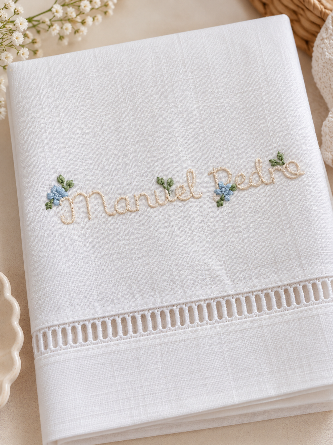 Toalha branca de batizado com nome personalizado, flores azuis bordadas e bainha aberta