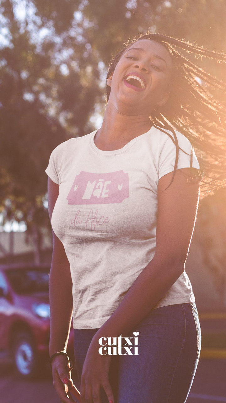T-shirt doodle MÃE personalizada com nome