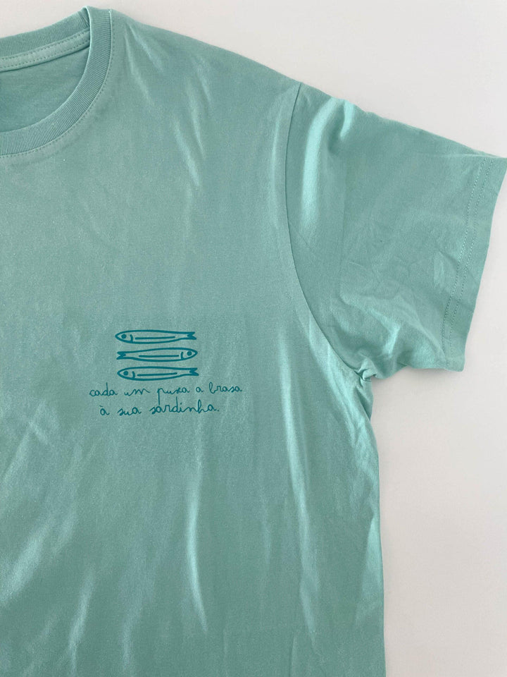 T-shirt Provérbios de Verão puxa a brasa à sua sardinha