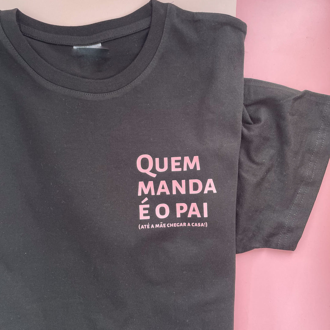 T-Shirt Quem Manda é o Pai (Até a Mãe Chegar a Casa) – O Presente Perfeito para Pais com Humor! 😆👨‍👧‍👦