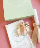 Conjunto Batizado GLAMOUR com Vela Concha Toalha e Caixa média pintada à mão