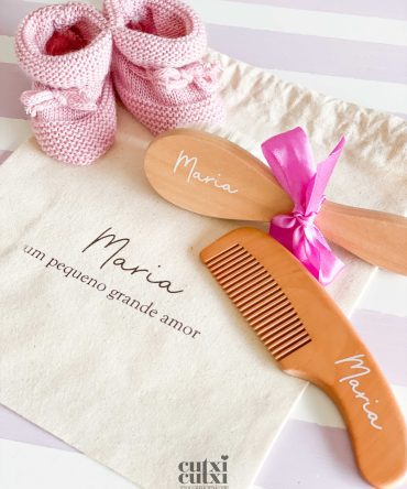 conjunto de bebé com escova e pente para o cabelo, botinhas e saquinho personalizado com nome