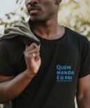 T-Shirt Quem Manda é o Pai (Até a Mãe Chegar a Casa) – O Presente Perfeito para Pais com Humor! 😆👨‍👧‍👦 